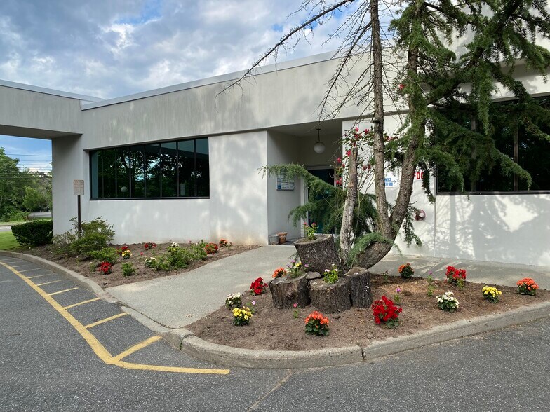 79 Route 59, Suffern, NY à louer - Photo du bâtiment - Image 3 de 20