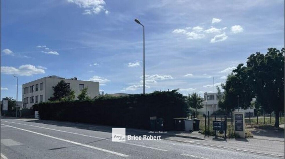 56 Avenue Du Progrès, Chassieu à vendre - Photo du bâtiment - Image 2 de 4