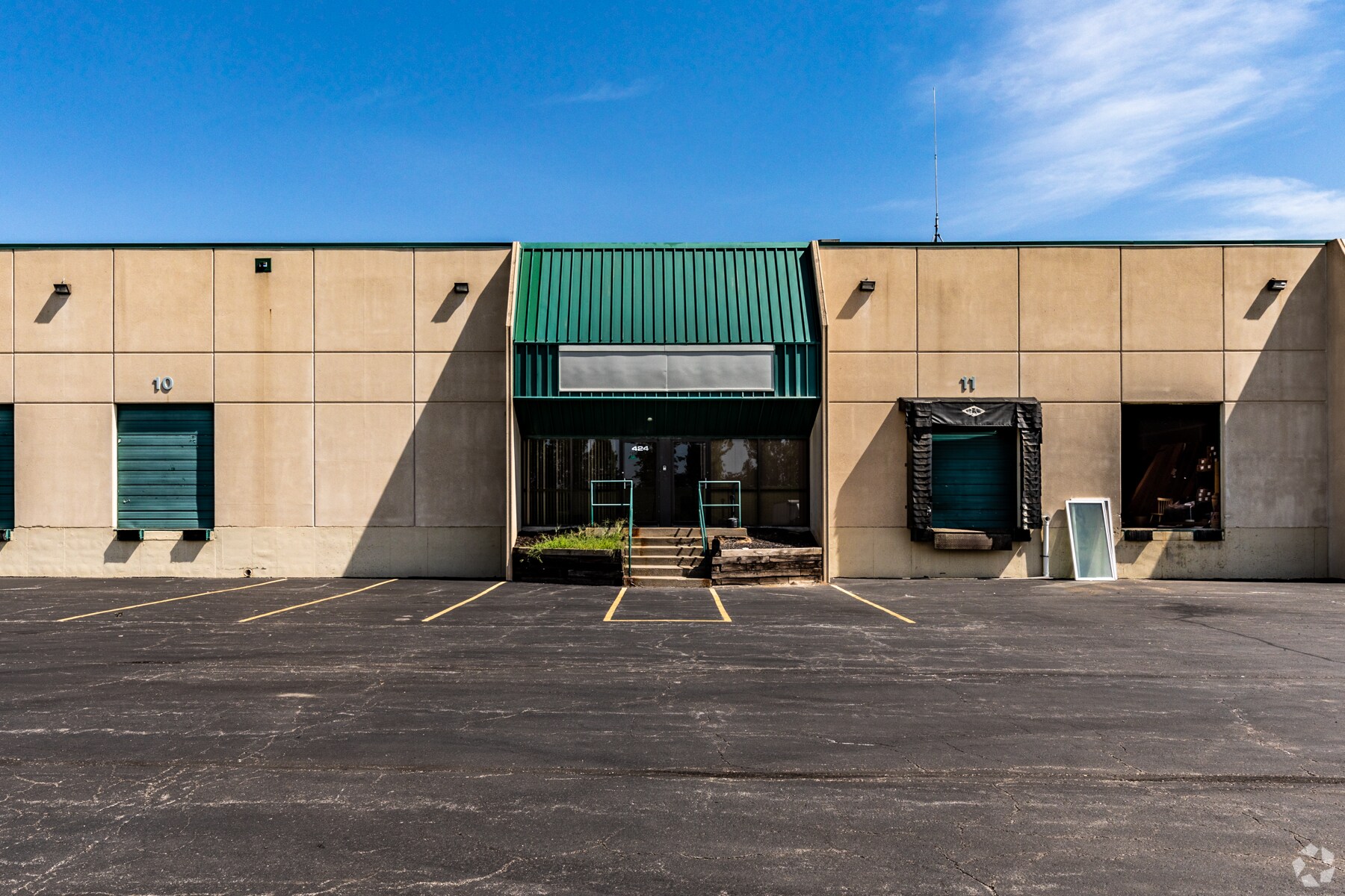 400-446 NW Business Park Ln, Riverside, MO for lease Primary Photo- Image 1 of 9