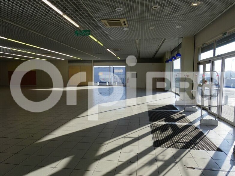 Retail in Soissons for lease - Interior Photo - Image 1 of 5
