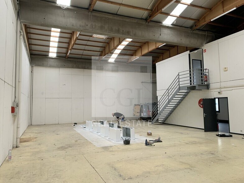 11-13 Chemin De L'Industrie, Dardilly for lease - Interior Photo - Image 3 of 9