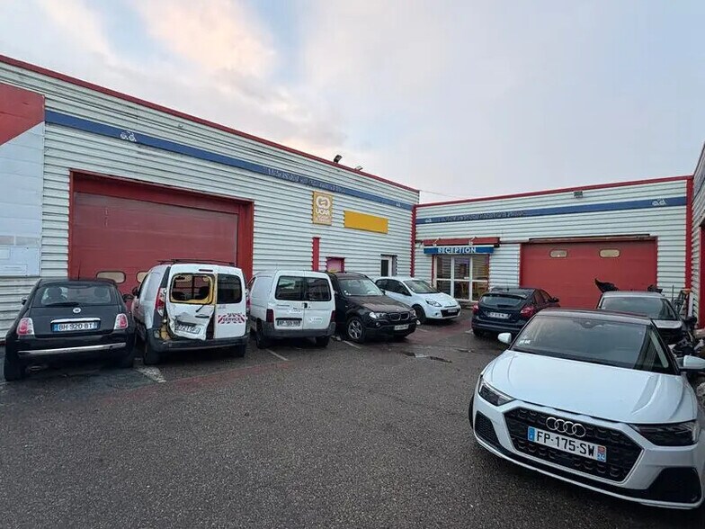 Flex in Décines-Charpieu for sale - Building Photo - Image 2 of 9