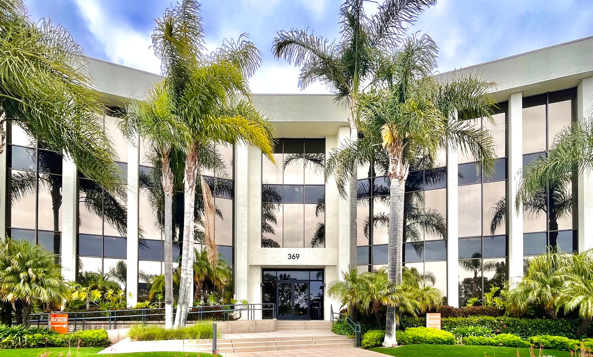 369 San Miguel Dr, Newport Beach, CA à louer Photo du bâtiment- Image 1 de 4