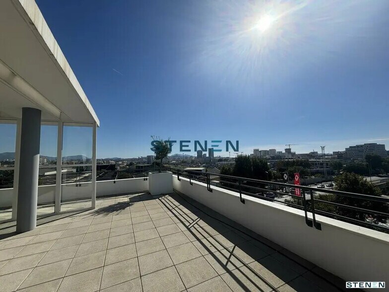 Office in Marseille for lease - Building Photo - Image 1 of 9