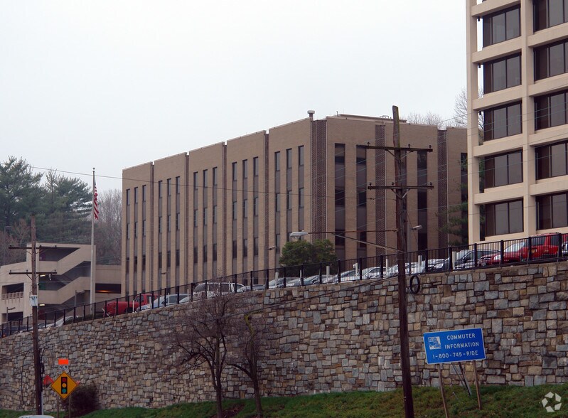 10720 Columbia Pike, Silver Spring, MD à louer - Photo du bâtiment - Image 3 de 15