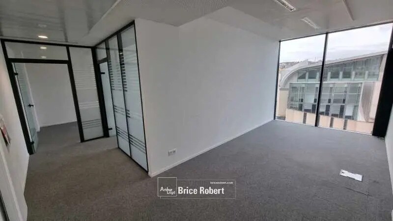 Office in Lyon for lease - Interior Photo - Image 3 of 9