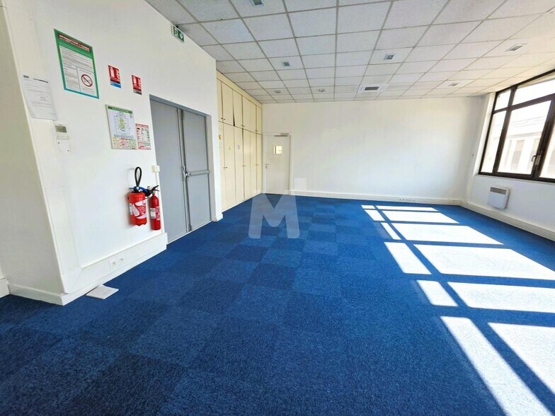 Office in Verrières-le-Buisson for lease - Interior Photo - Image 3 of 11