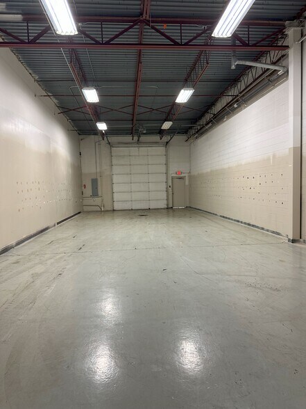 28702-28722 Wall St, Wixom, MI à louer - Photo du bâtiment - Image 2 de 6