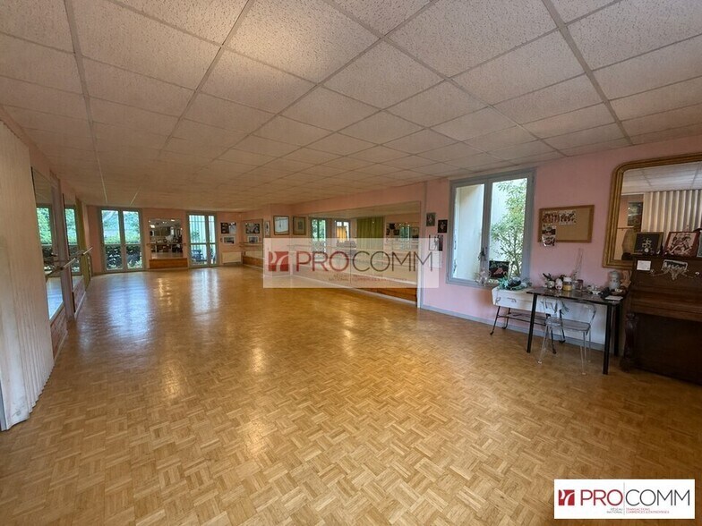 Retail in Chartres for sale - Interior Photo - Image 1 of 3