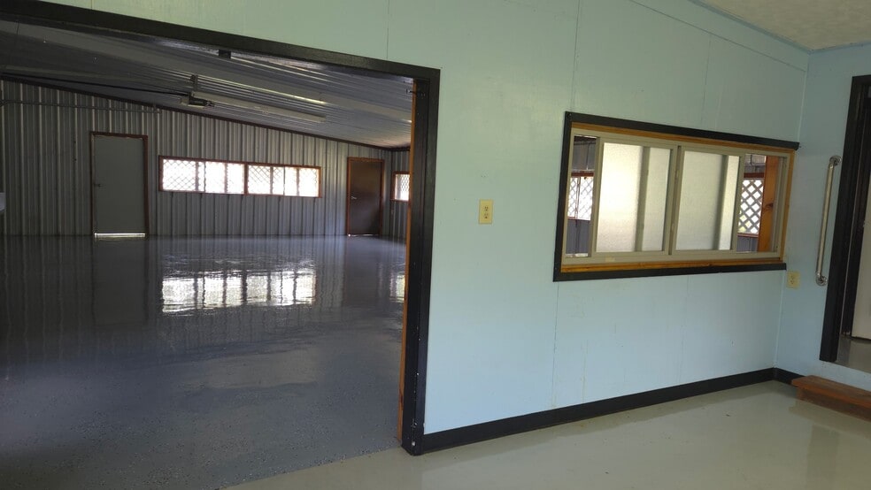 22504 Highway 105, Cleveland, TX for lease - Interior Photo - Image 3 of 5