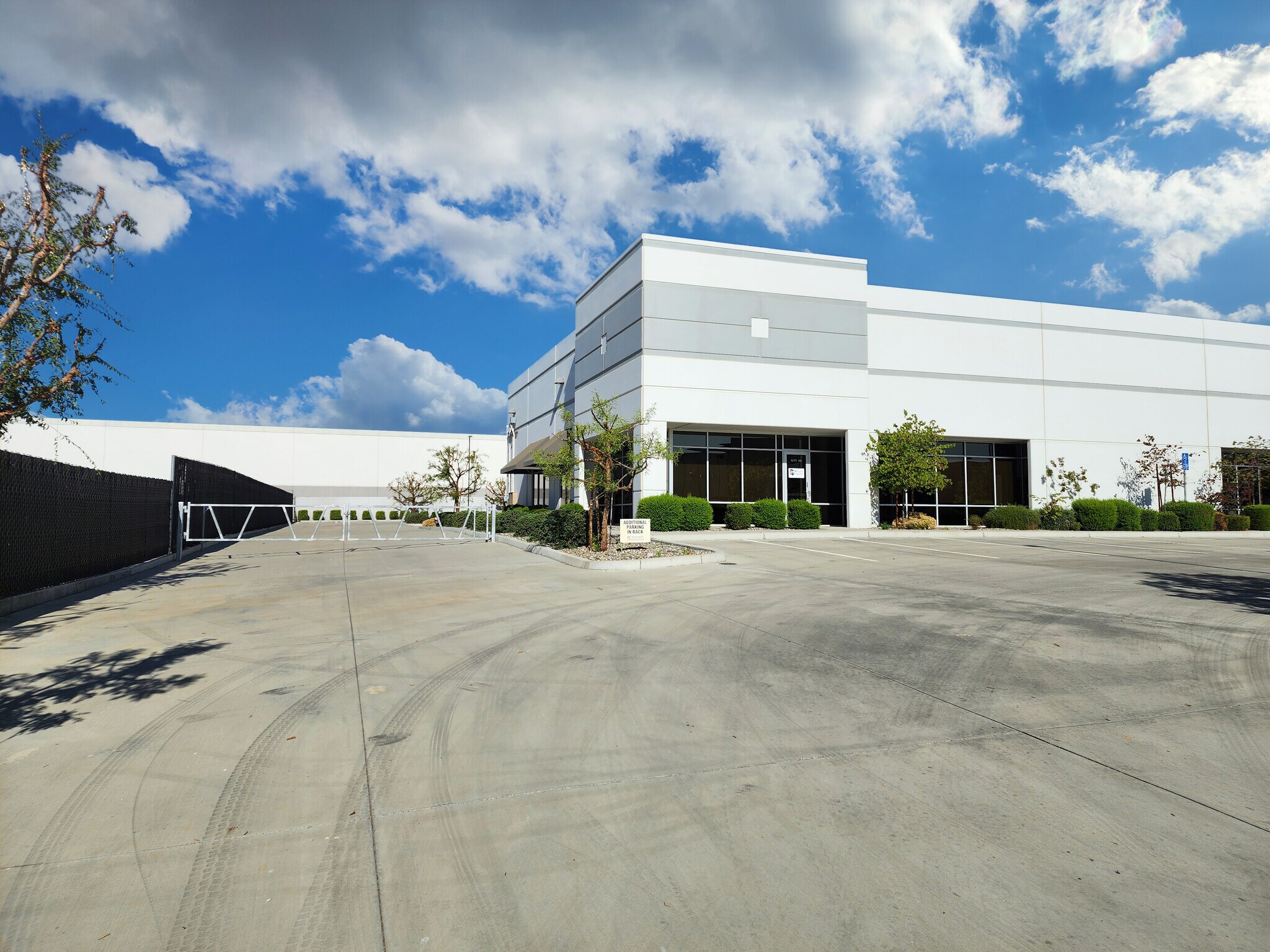 19237 Flightpath Way, Bakersfield, CA for lease Building Photo- Image 1 of 7