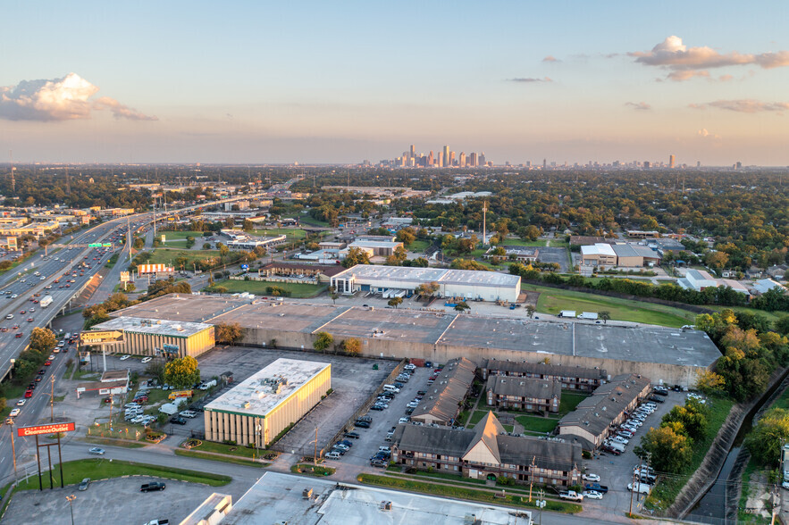 4555 Airline Dr, Houston, TX for lease - Aerial - Image 3 of 4