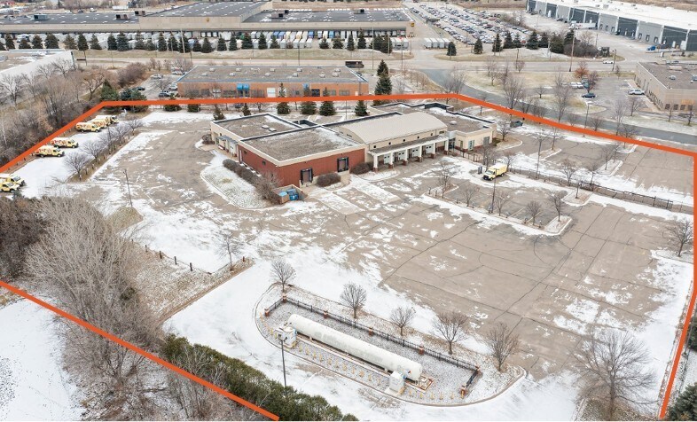 11180 86th Ave N, Osseo, MN à vendre - Photo du bâtiment - Image 1 de 63