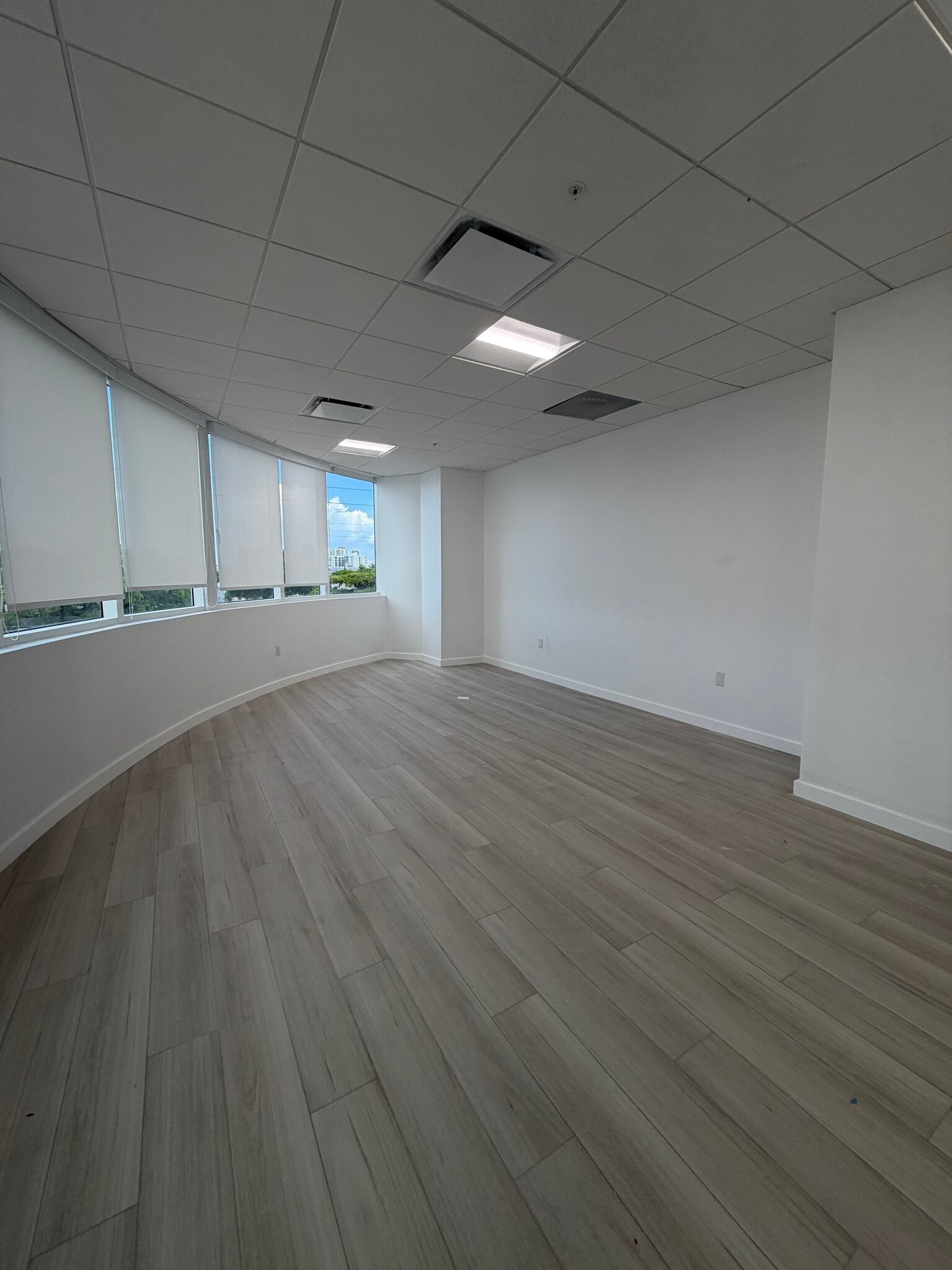 500 N Dixie Hwy, Hallandale Beach, FL à louer Photo intérieure- Image 1 de 3