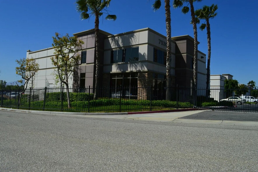 7530 Jurupa Ave, Riverside, CA à louer - Photo du bâtiment - Image 2 de 14