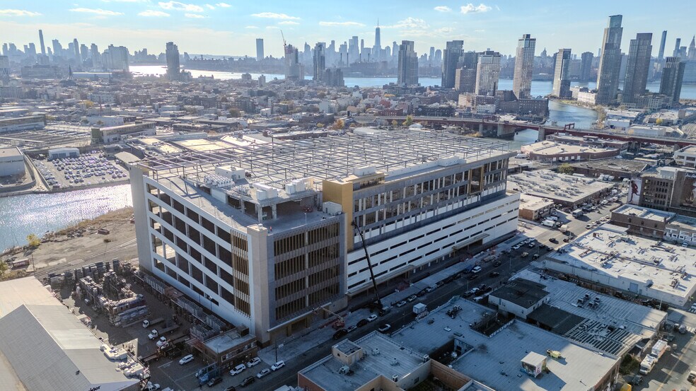 2330 Borden Ave, Long Island City, NY à louer - Photo du bâtiment - Image 2 de 12