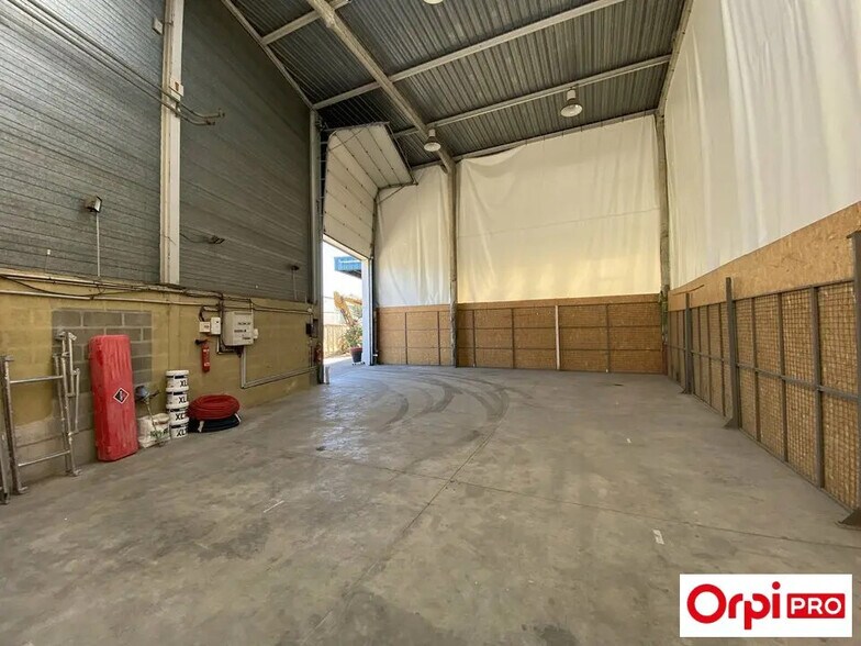 Flex in Morangis for lease - Interior Photo - Image 3 of 6