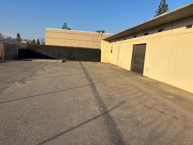 4632 District Blvd, Bakersfield, CA à louer - Photo du bâtiment - Image 2 de 4