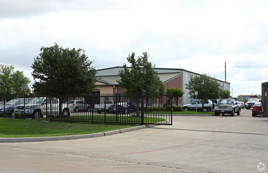 13018 Brittmoore Park Dr, Houston, TX à louer - Photo du bâtiment - Image 2 de 8