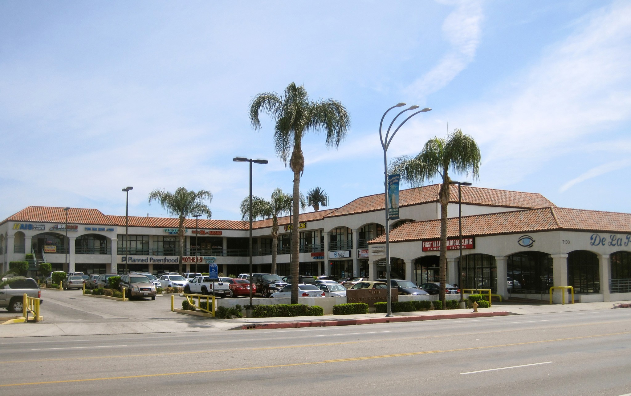 7100 Van Nuys Blvd, Van Nuys, CA à louer Photo principale- Image 1 de 2