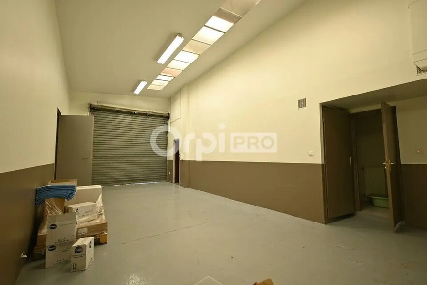 Flex in Vaulx-en-Velin for lease - Building Photo - Image 1 of 12