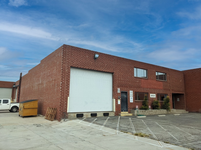 2523-2529 N Ontario St, Burbank, CA à louer - Photo principale - Image 1 de 14