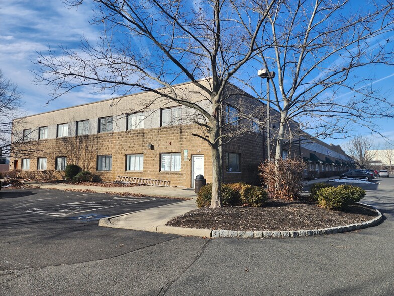 299 Whitehead Rd, Hamilton, NJ à louer - Photo du bâtiment - Image 1 de 3