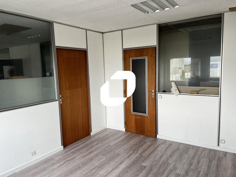 Flex in Seclin for lease - Interior Photo - Image 2 of 7