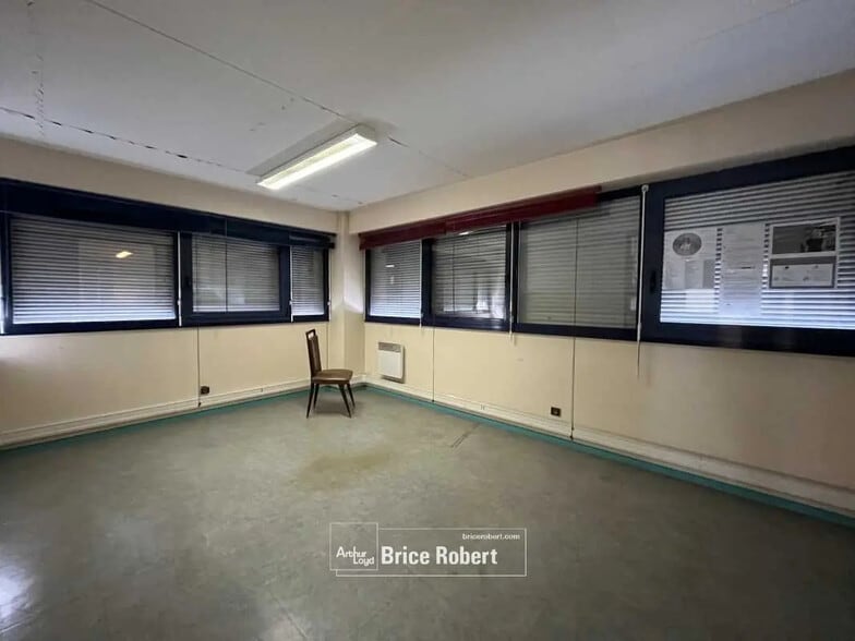 Office in Lyon for lease - Building Photo - Image 3 of 5
