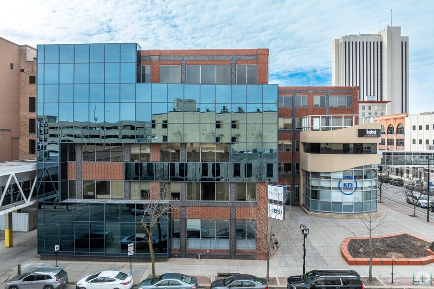 221 3rd Ave SE, Cedar Rapids, IA for lease - Building Photo - Image 3 of 54