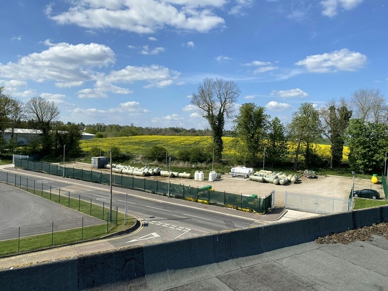 Drakes Dr, Long Crendon à louer - Photo du bâtiment - Image 2 de 4