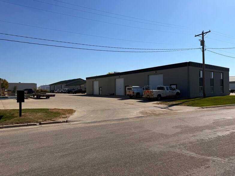 Shop/Office Portfolio For Sale portefeuille de 5 propriétés à vendre sur LoopNet.ca - Photo du bâtiment - Image 3 de 52