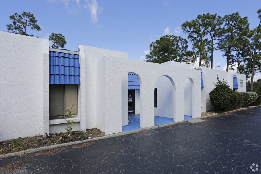 6238 Presidential Ct, Fort Myers, FL à vendre - Photo du bâtiment - Image 3 de 38
