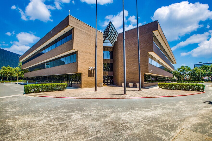 263 N Sam Houston Pky E, Houston, TX à louer - Photo du bâtiment - Image 1 de 6