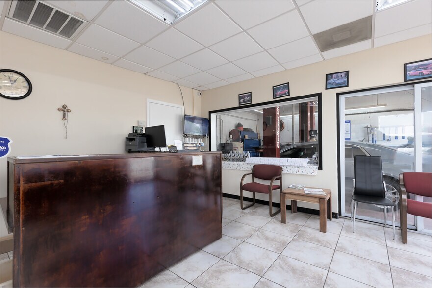 1002 Edgebrook Dr, Houston, TX à vendre - Photo intérieure - Image 3 de 10