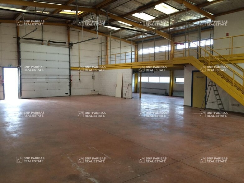 Office in Vitrolles for lease - Interior Photo - Image 2 of 6