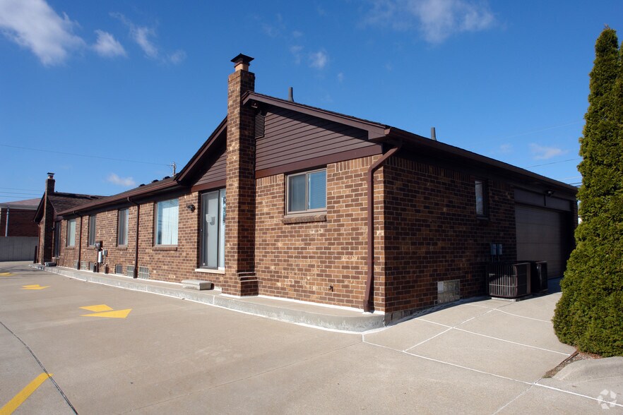 31930-31936 Harper Ave, Saint Clair Shores, MI à louer - Photo du bâtiment - Image 2 de 3