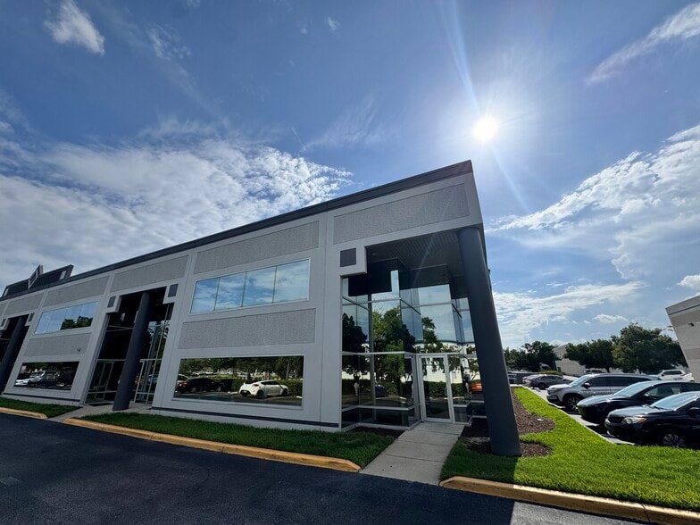 7575 Kingspointe Pkwy, Orlando, FL à louer - Photo du bâtiment - Image 1 de 25