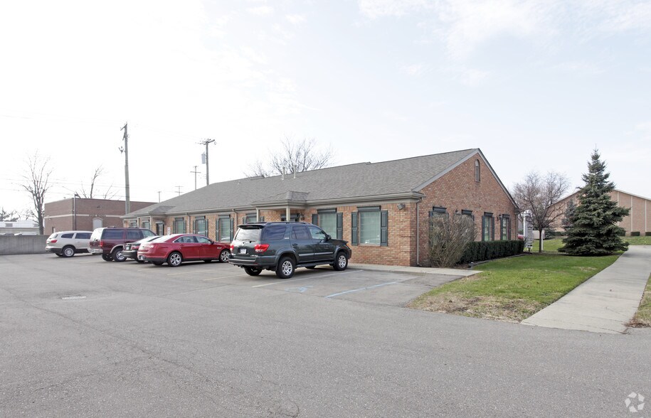 3190 Rochester Rd, Troy, MI à louer - Photo du bâtiment - Image 2 de 2