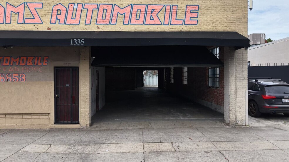 1335 S La Brea Ave, Los Angeles, CA à louer - Vidéo sur l’inscription commerciale - Image 2 de 9