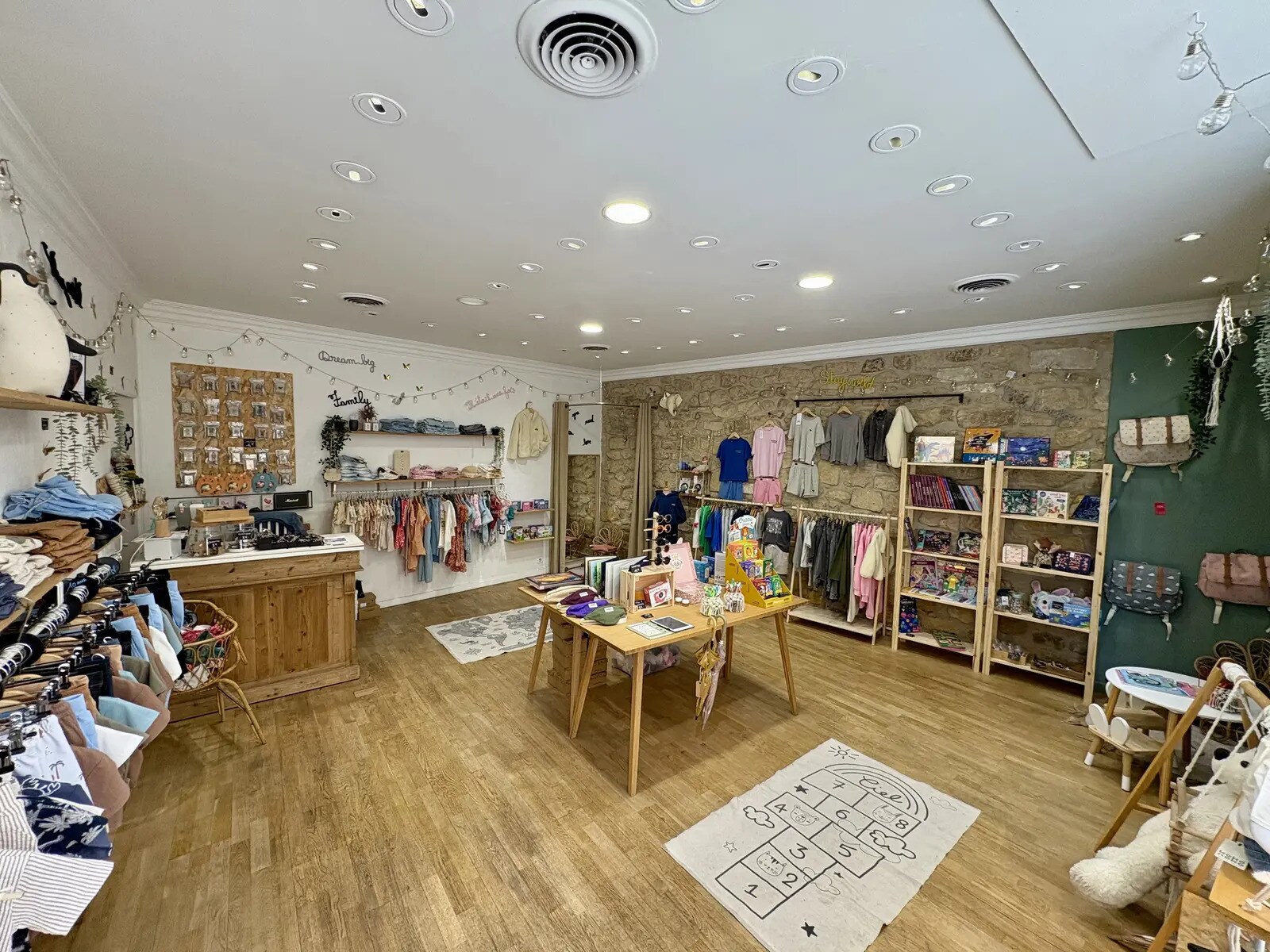 Commerce de détail dans Salon-de-Provence à louer Photo intérieure- Image 1 de 5