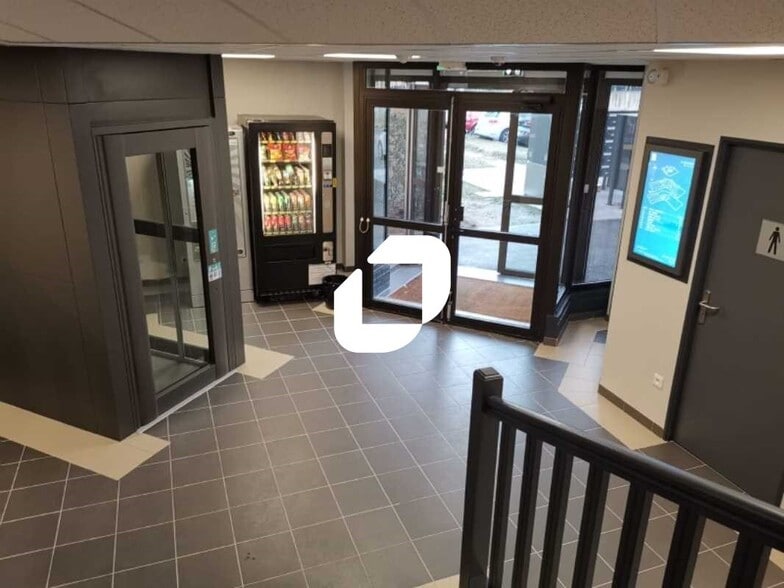 Office in SAINT-OUEN-L'AUMONE for lease - Lobby - Image 2 of 7