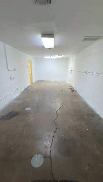 16154-16160 Wyandotte St, Van Nuys, CA for lease - Commercial Listing Video - Image 2 of 9