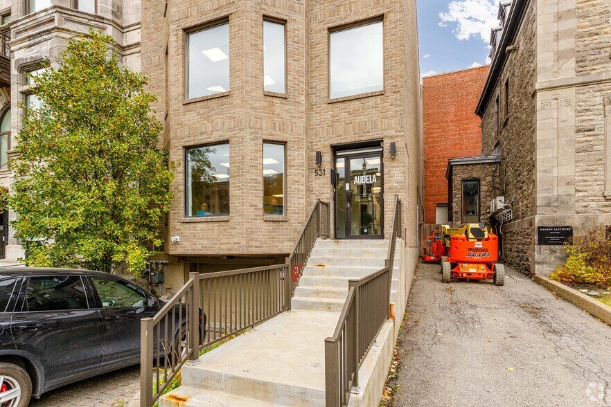 531 Rue Sherbrooke E, Montréal, QC à louer - Photo du bâtiment - Image 2 de 7
