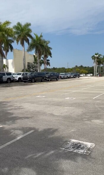 2150 NE 7th Ave, Dania, FL à louer - Photo du bâtiment - Image 3 de 6