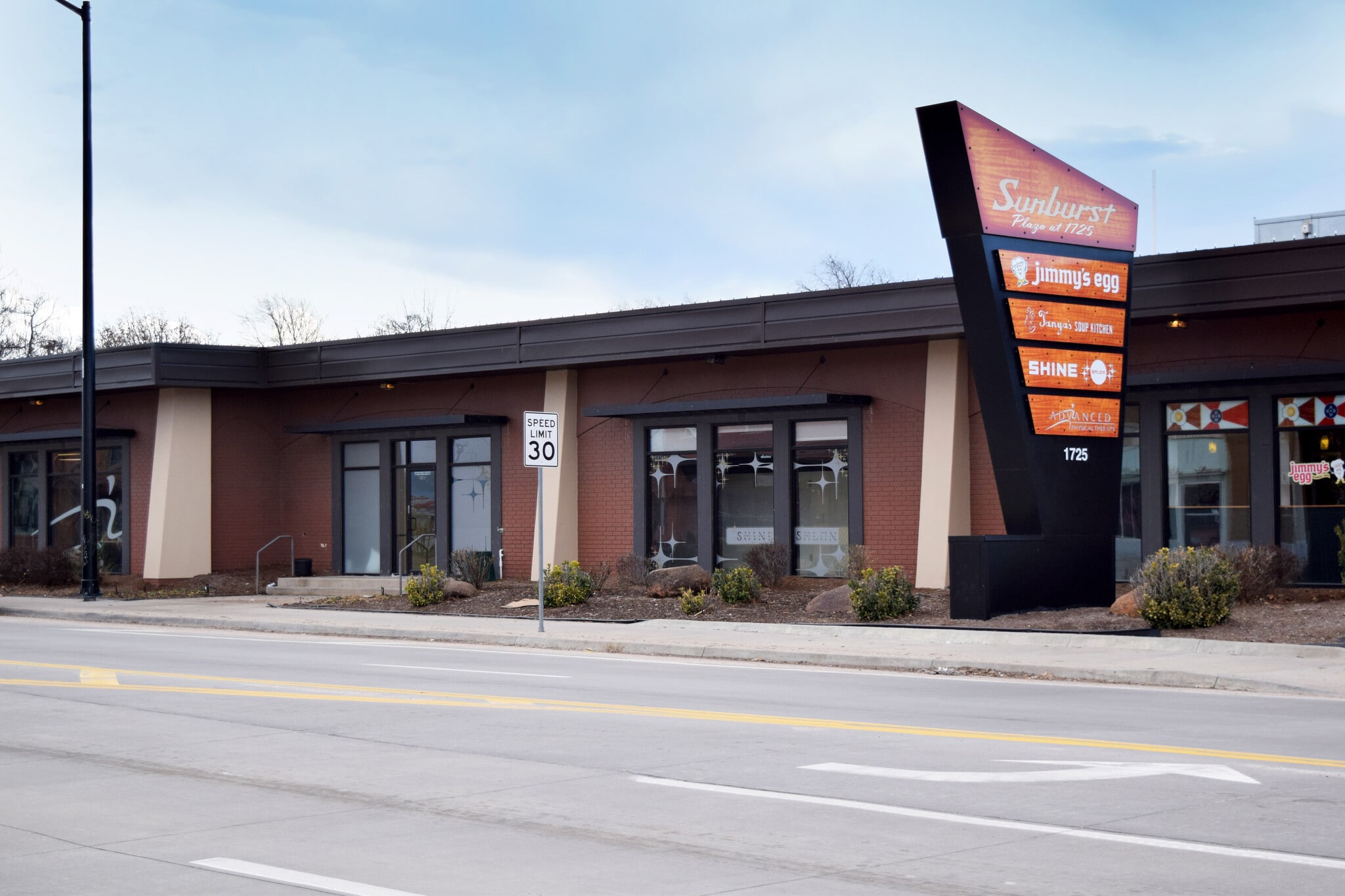 1725 E Douglas Ave, Wichita, KS à louer Photo du bâtiment- Image 1 de 12