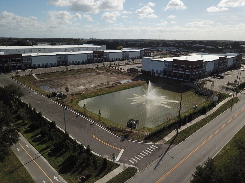 603 Hennis Rd, Winter Garden, FL à louer - Photo du bâtiment - Image 3 de 6