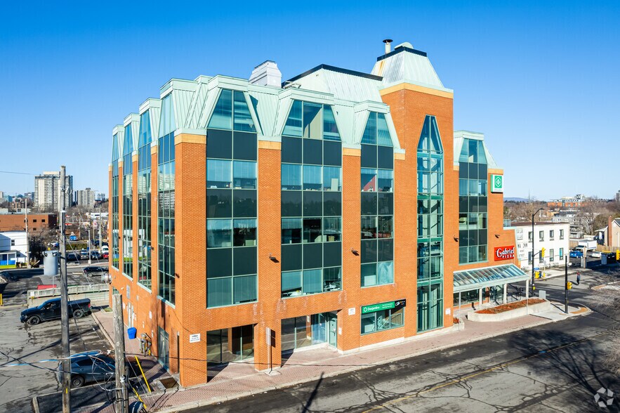 214 Montreal Rd, Ottawa, ON à louer - Photo du bâtiment - Image 3 de 4