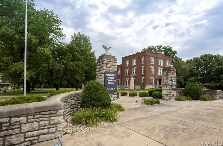 2009 Seminary Rd, Alton, IL à vendre - Photo du bâtiment - Image 1 de 54