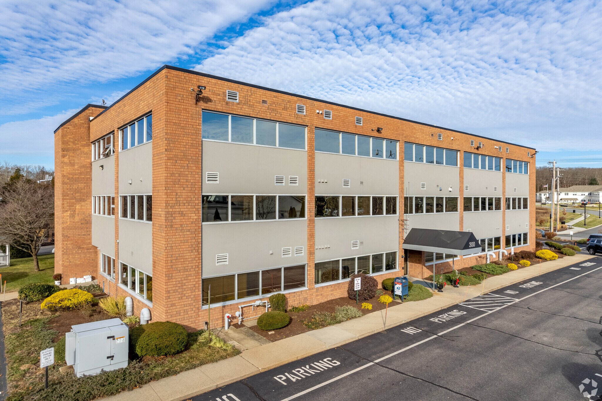 300 Toll Gate Rd, Warwick, RI à louer Photo principale- Image 1 de 30